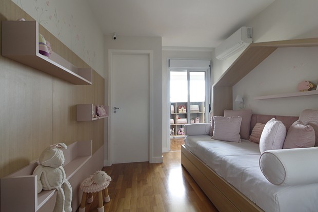 Madeira e tons claros em apartamento de 315 m² com pé-direito duplo (Foto: Andre Costa )