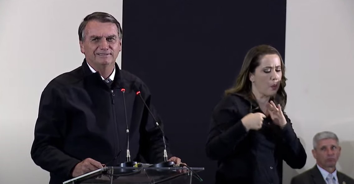 Bolsonaro fala em manter imposto zero para combustíveis e repete promessa de reajuste a servidores 