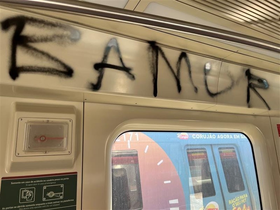 Metr&ocirc; de Salvador &eacute; pichado e vandalizado com nome de torcida organizada do Bahia &mdash; Foto: Divulga&ccedil;&atilde;o/CCR Metr&ocirc; Bahia