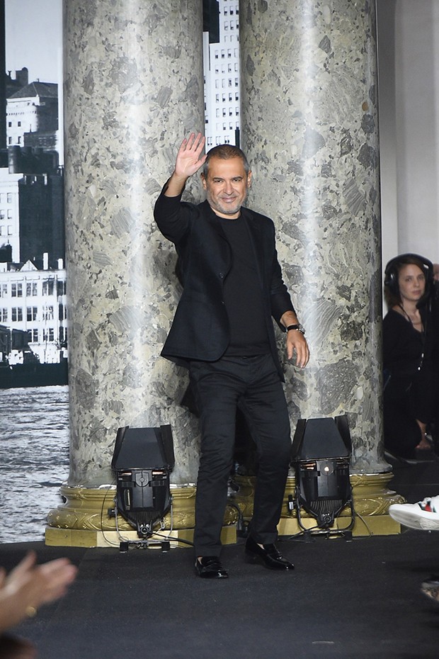 Elie Saab greets his audience in Paris after his Autumn/Winter 2016 Couture presentation (Foto: InDigital)