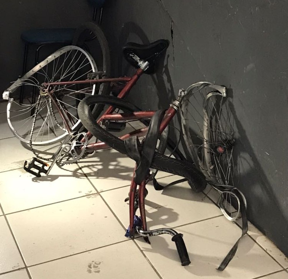 Bicicleta da vítima ficou destruída no acidente que matou o adolescente (Foto: Marcela Mesquita/TV Vanguarda)