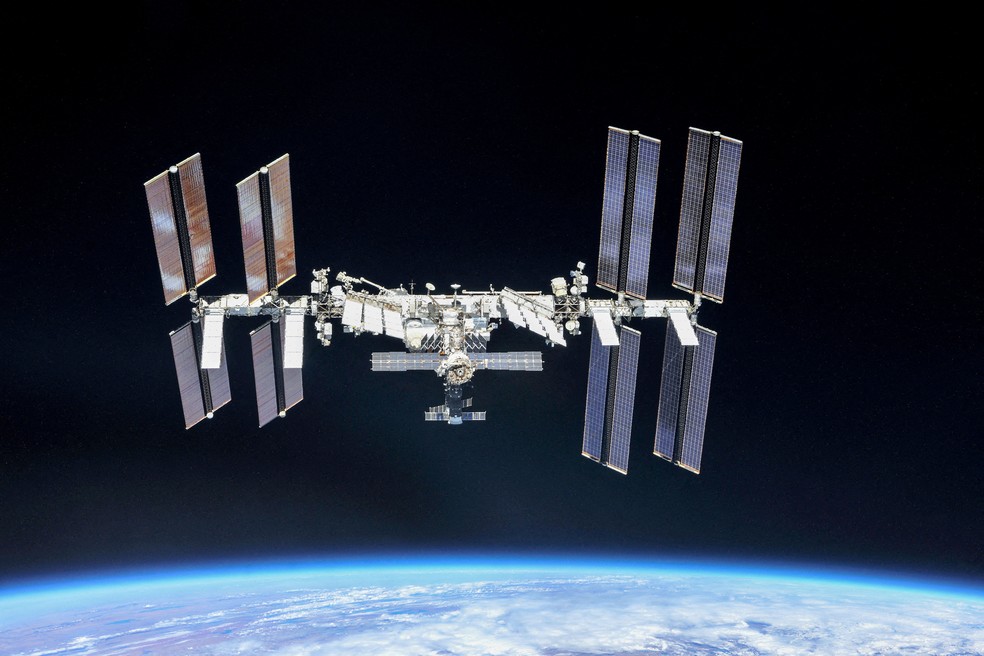 Estação Espacial Internacional é vista em foto externa enquanto orbita a Terra — Foto: NASA/Roscosmos/Handout via REUTERS