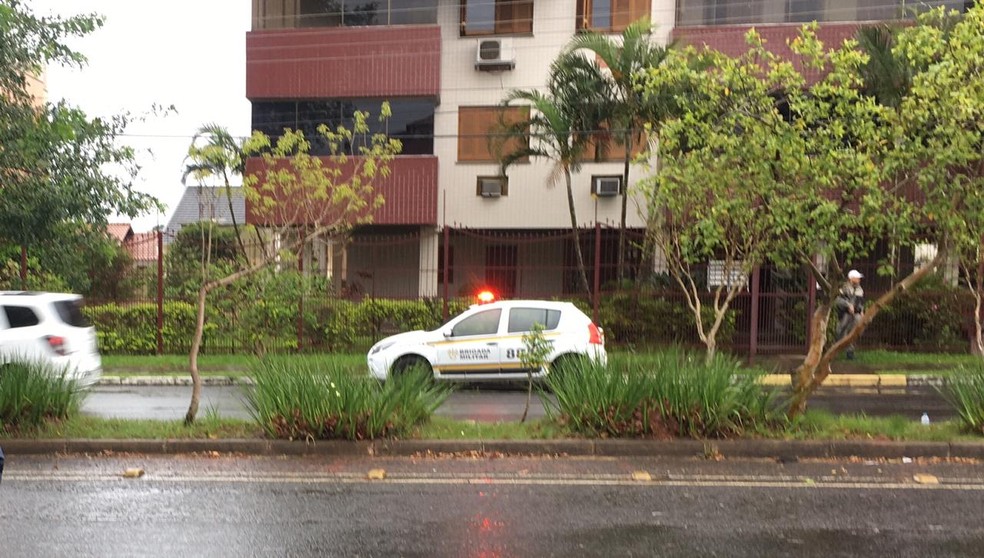 Brigada Militar foi acionada por vizinhos que ouviram os disparos — Foto: Samuel Vettori/RBS TV
