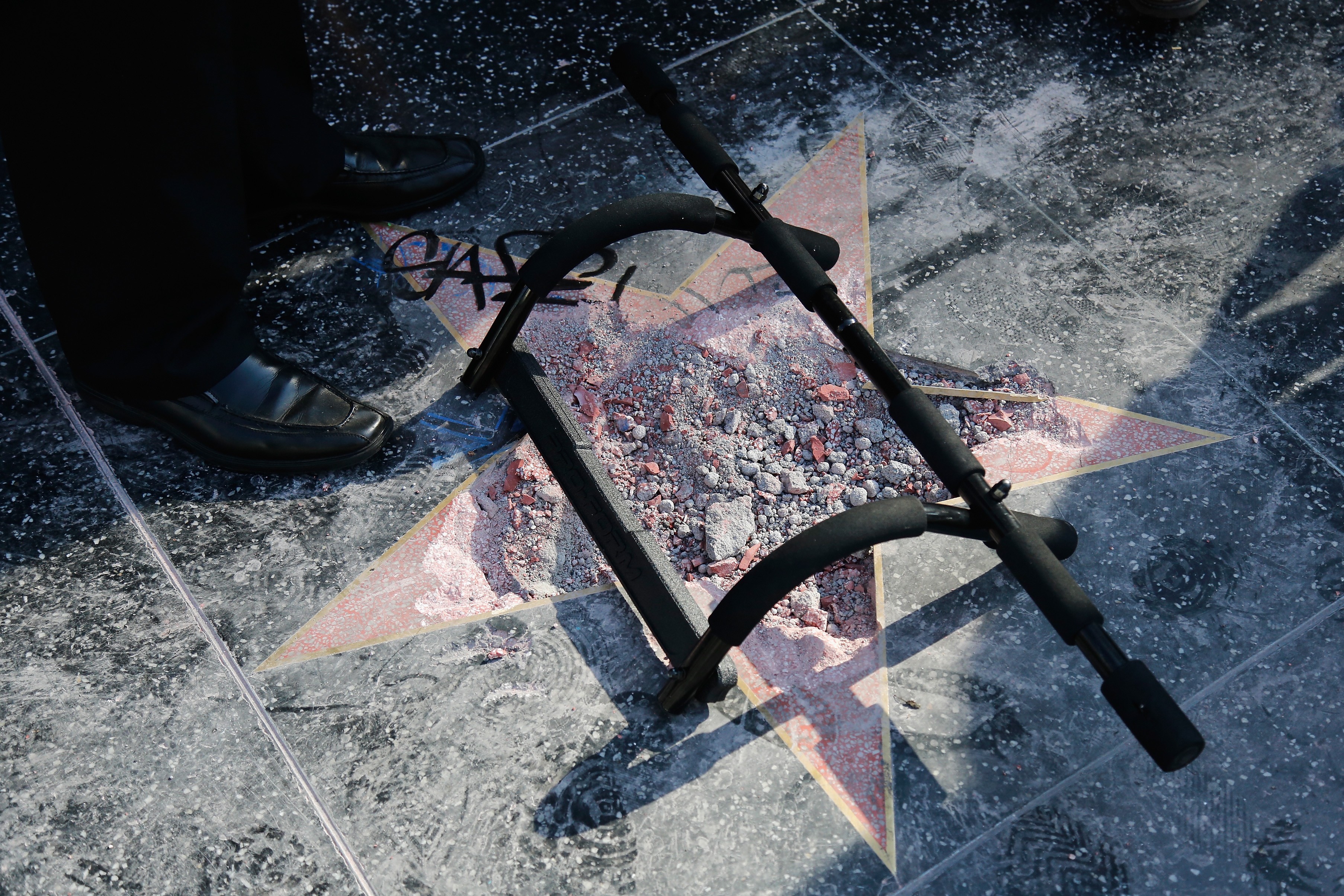 A estrela de Donald Trump na Calçada da Fama após ser novamente vandalizada  (Foto: Getty Images)