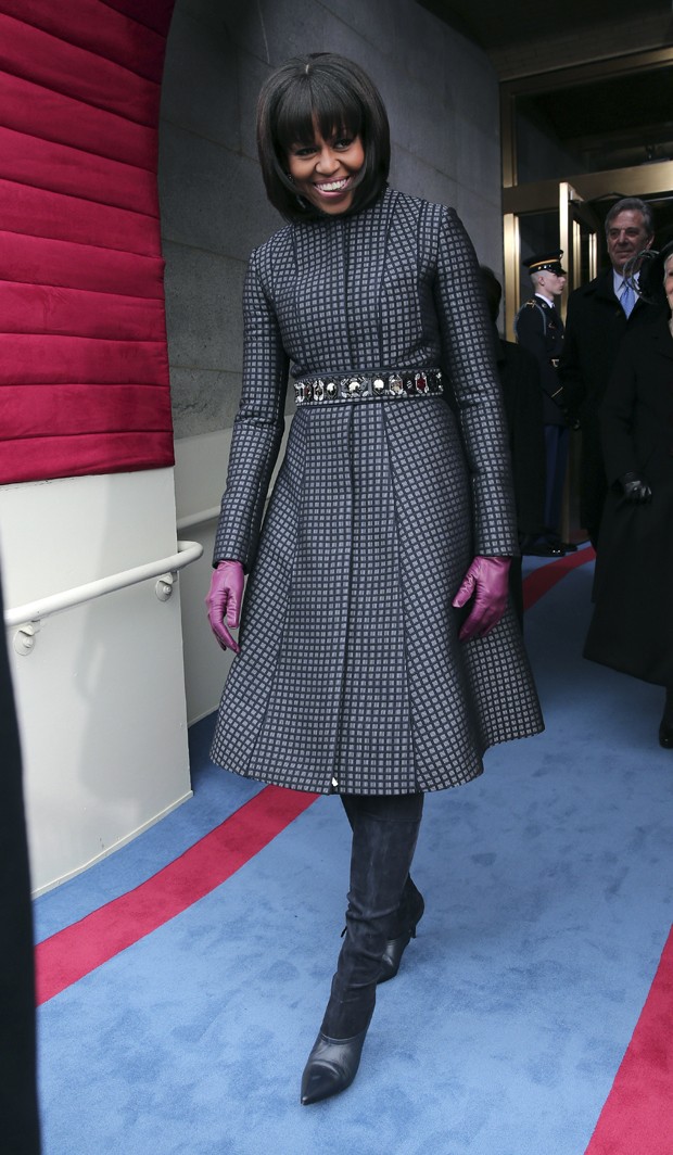 Michelle Obama escolheu casaco e vestido estampados, inspirados na gravataria masculina, para a cerimônia (Foto: AP)