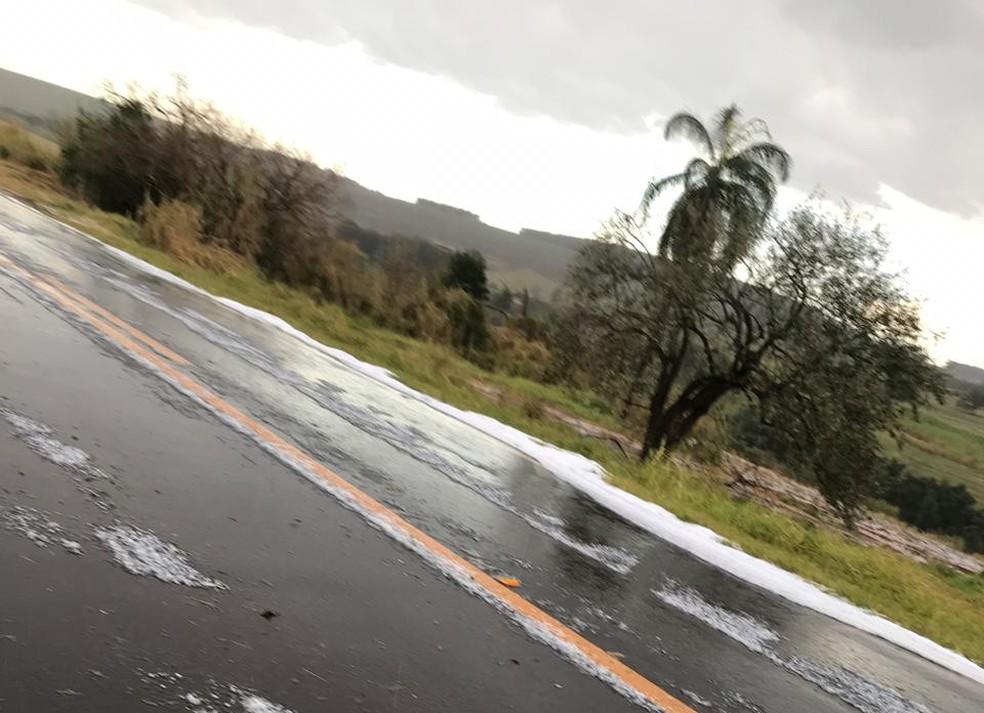 Com o tráfego de veículos, o gelo foi se acumulando no acostamento — Foto: Arquivo pessoal