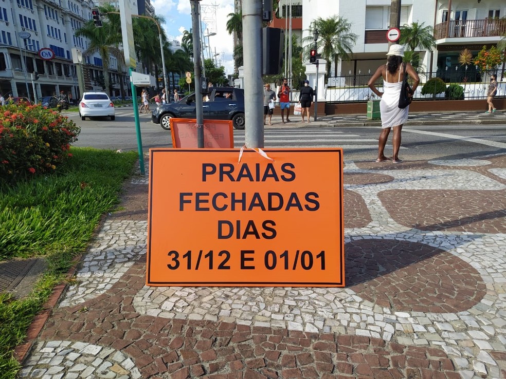 Placas avisam sobre fechamento das praias em Santos, SP — Foto: Juliana Steil/G1