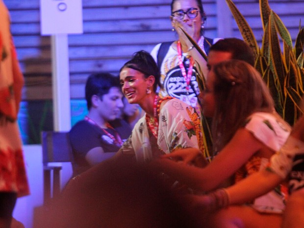 Bruna Marquezine se diverte no Camarote Expresso 2222 em Salvador (Foto: RODRIGO ADÃO/AGNEWS)