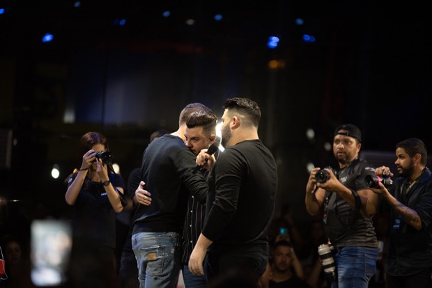 Murilo Huff recebe o irmão de Marília Mendonça em show (Foto: Gabi de Morais/ Agnews)