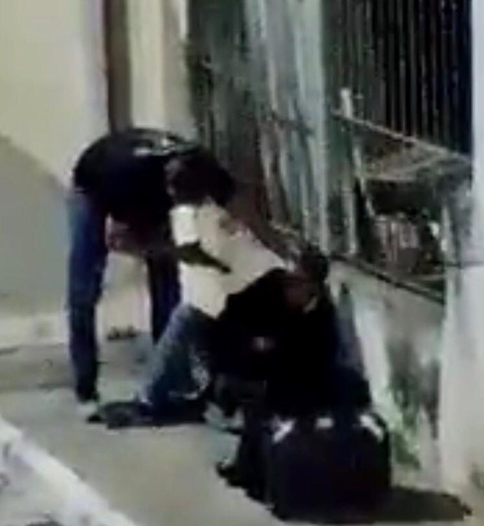 PM aponta arma para motoboy já rendido em São Paulo — Foto: Reprodução/Redes sociais
