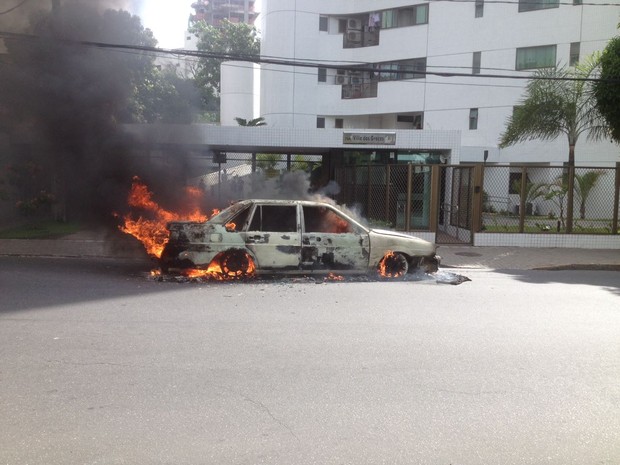 Carro pegou fogo na Avenida Rui Barbosa, no bairro das Graças, no Recife (Foto: Wellington Pereira/TV Globo)