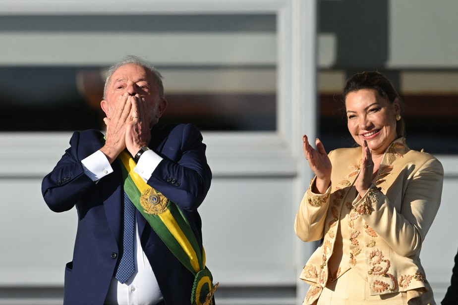 Luís Inácio Lula da Silva com a primeira-dama Janja Silva durante a posse presidencial no domingo