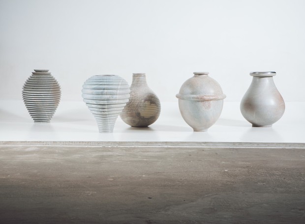 Cinco vasos-objetos da coleção Amor Duro, da Alva (Foto: Divulgação)