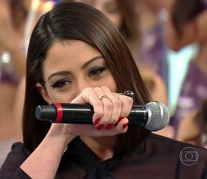 Carol Castro chora no 'Arquivo Confidencial' (Foto: TV Globo)