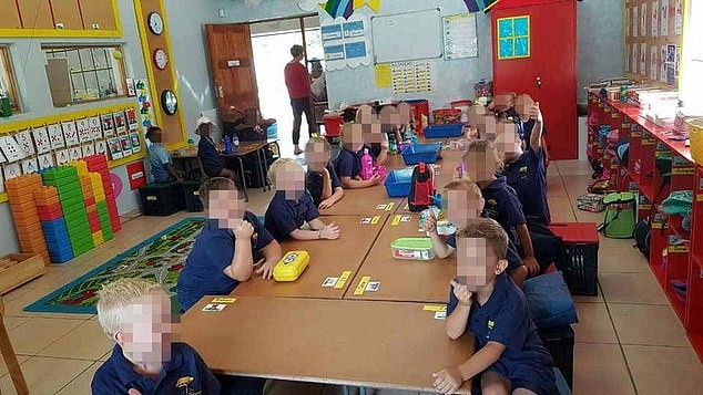 Foto de sala com alunos separados pela cor da pele viraliza nas redes sociais (Foto: Reprodução)