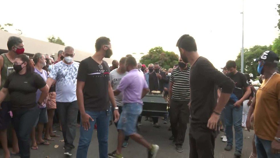 Preseidente da Associação de Cabos e Soldados da PM de Pernambuco foi enterrado, nesta quinta (17), no Recife — Foto: Reprodução/TV Globo 