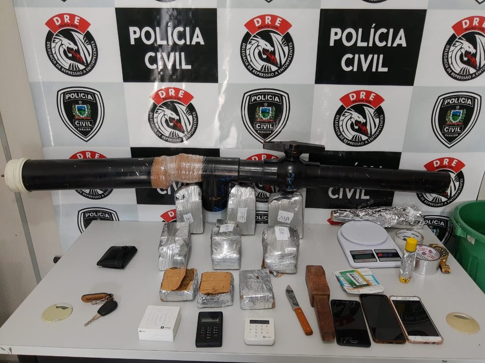  No imóvel onde grupo se reunia foram encontrados pelo menos 10 kg de maconha, uma 'bazuca', aparelhos celulares e outros objetos.  — Foto: Divulgação/Polícia Civil