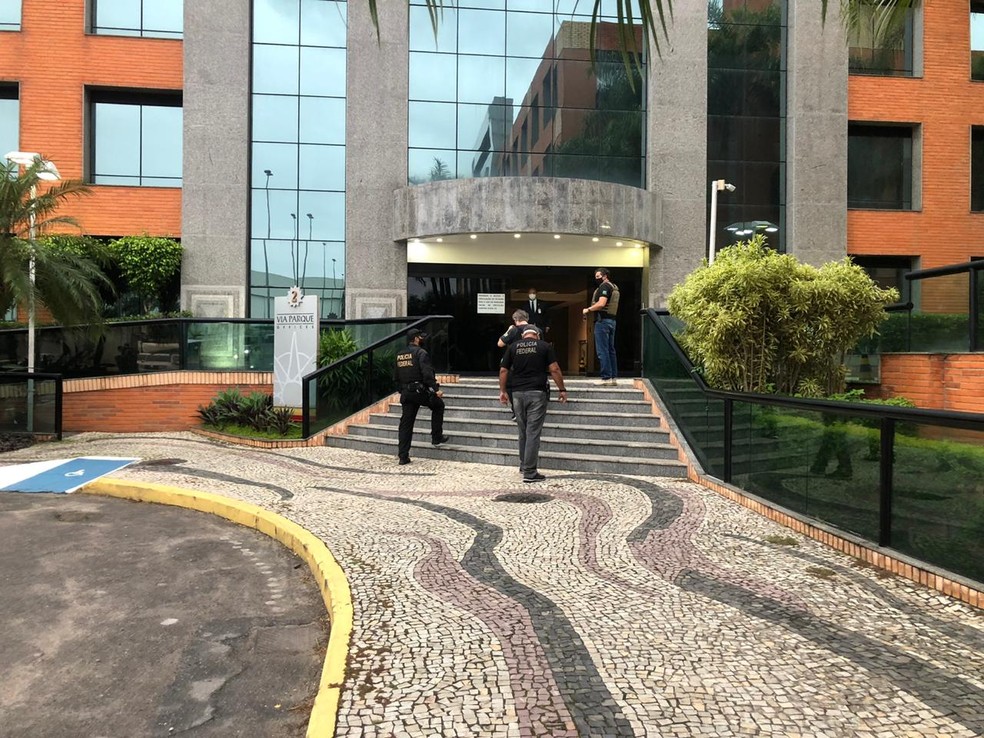 Agentes da Polícia Federal cumprem mandados na Operação Tergiversação 2 — Foto: Erick Rianelli / TV Globo