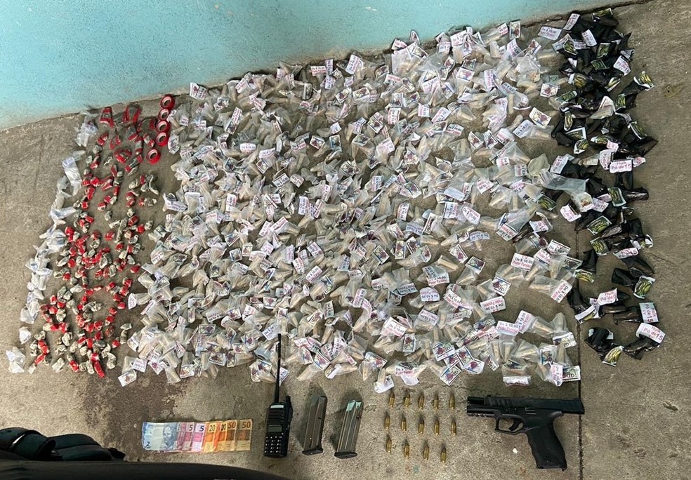 Foram apreendidos 667 pinos de cocaína, 172 trouxinhas de maconha e uma pistola na ocorrência — Foto: Divulgação/Polícia Militar