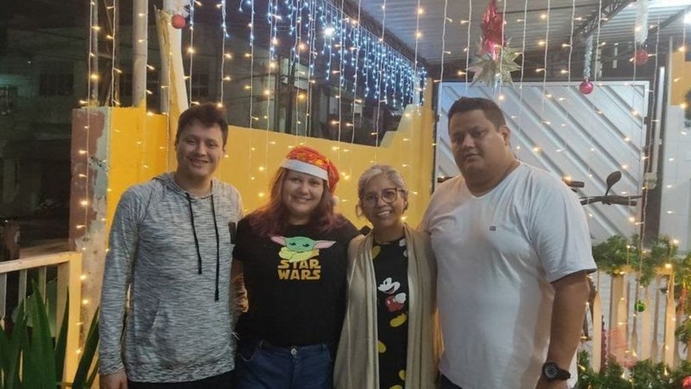 Os irmãos Victor e Gabriela, à esquerda, morreram em um intervalo de 4 dias por complicações ligadas à covid-19 — Foto: Arquivo Pessoal