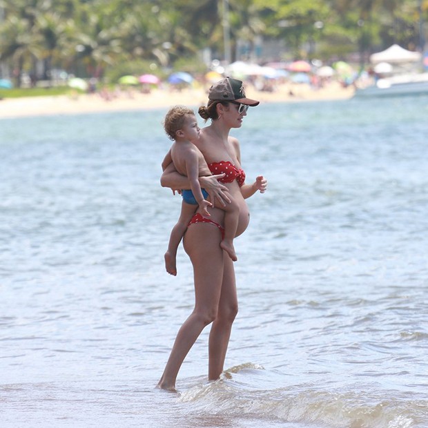Candice Swanepoel com sua familia na praia do Nordeste brasileiro (Foto: AgNews)