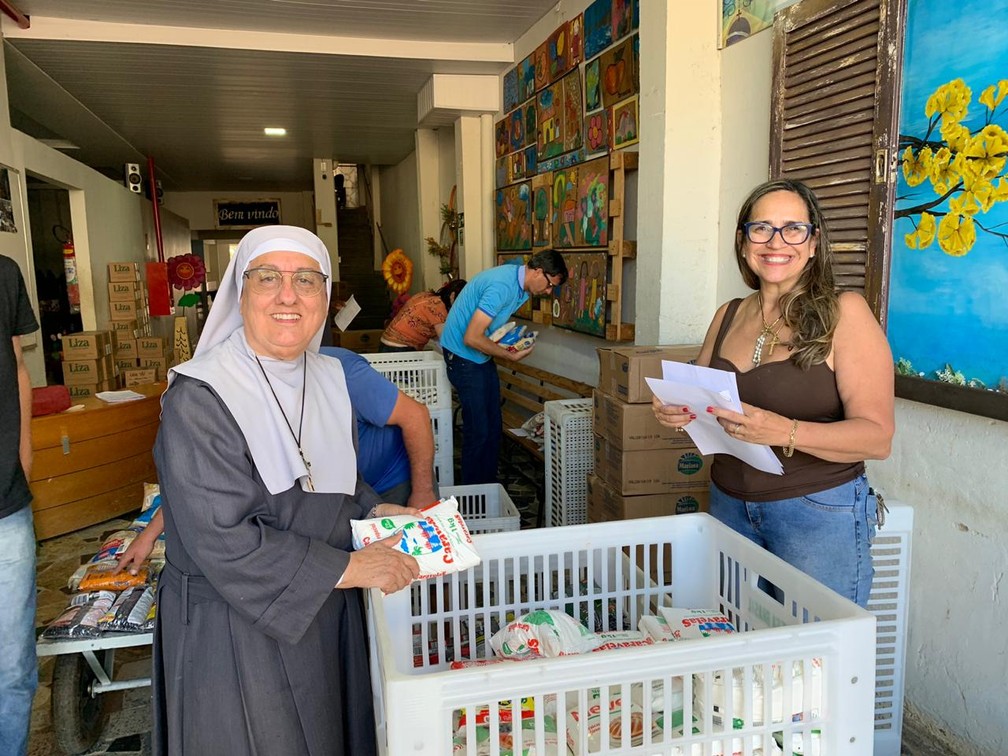 Alimentos foram entregues para entidades filantr&oacute;picas. A&ccedil;&atilde;o beneficiou a Casa de Apoio aos Deficientes (Capde), em Itaperuna (RJ), que &eacute; mantida pelo Centro S&oacute;cio Cultural Nossa Senhora do Ros&aacute;rio de F&aacute;tima &mdash; Foto: Rotary Club / Divulga&ccedil;&atilde;o 