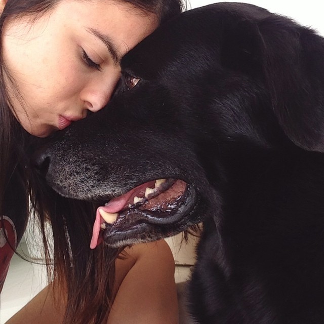 Sthefany Brito dá beijo em cão de estimação (Foto: Instagram)
