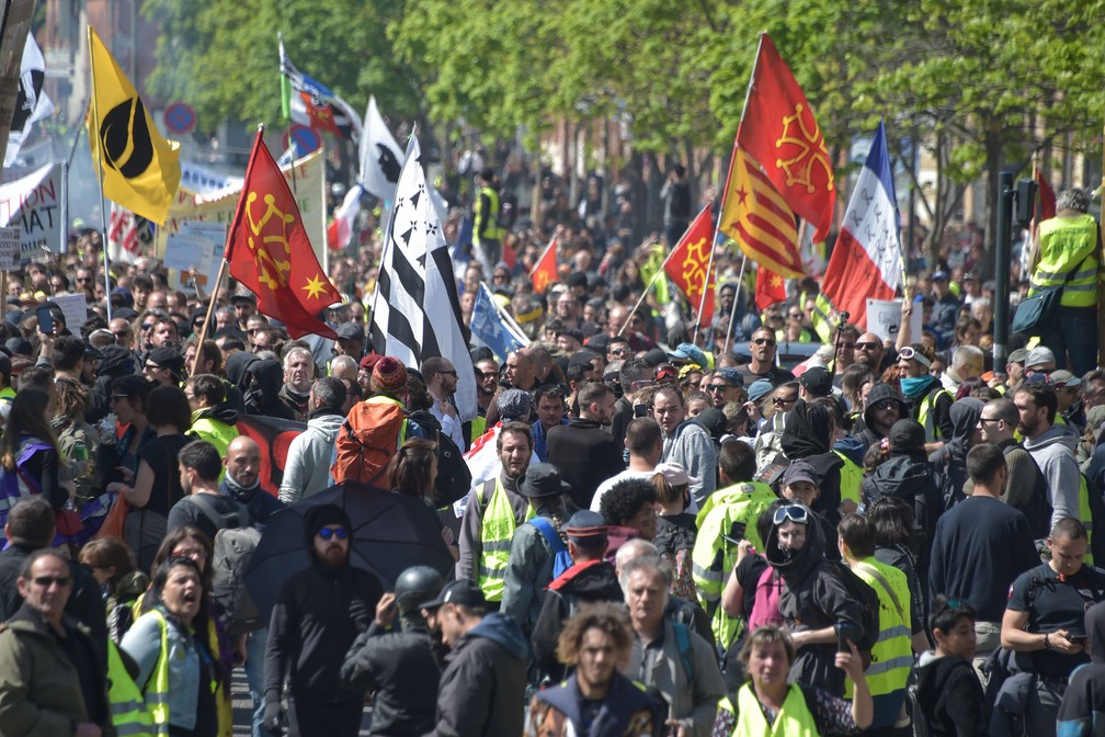 Coletes amarelos participam de protesto dos coletes amarelos em Toulouse, no sul da França, neste sábado (13)  — Foto: Pascal Pavani / AFP
