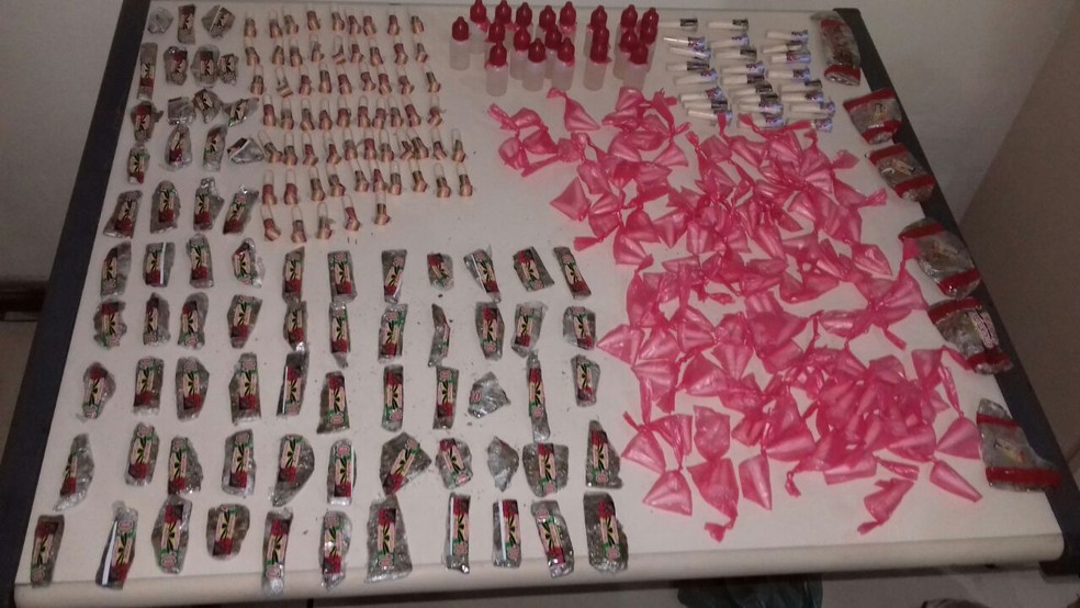 Policiais militares apreenderam cocaína, maconha e 'loló' com os suspeitos em estrada de Saquarema (Foto: Polícia Militar/Divulgação)