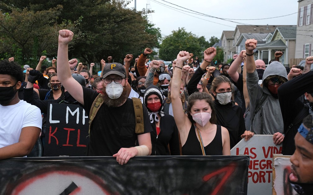  Manifestantes marcham em Louisville, Kentucky, após anúncio de acusação sobre o caso de Breonna Taylor, na quarta-feira (23) — Foto: Jeff Dean/AFP 