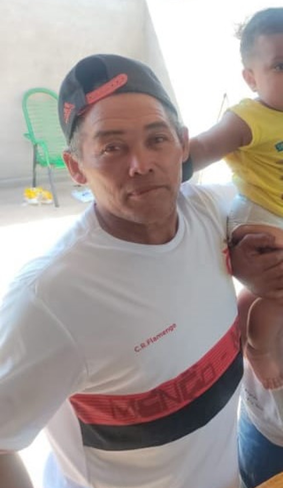 Trabalhador rural Manoel da Silva, à esquerda, segue internado no hospital municipal de Nossa Senhora do Livramento após sofrer um AVC — Foto: Arquivo pessoal