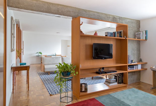Estante dupla-face e outros recursos inteligentes ampliam apartamento  (Foto: Daniela Ometto)