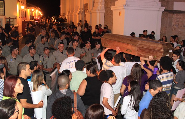 Estudantes da UEG protestam na abertura do Fica, na cidade de Goiás (Foto: Zuhair Mohamad/O Popular)