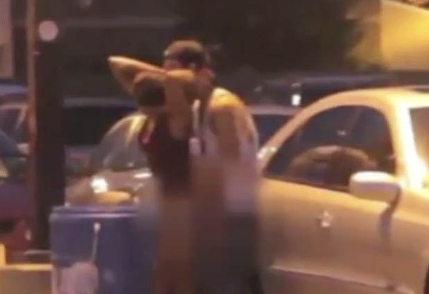 Csal desinibido faz sexo em local público