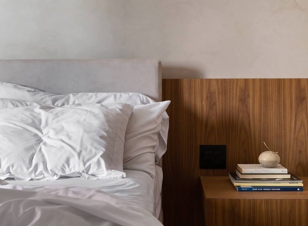 QUARTO | O minimalismo foi aplicado no quarto do casal, que equilibrou o cinza com a madeira (Foto: Ivan Araújo / Divulgação)