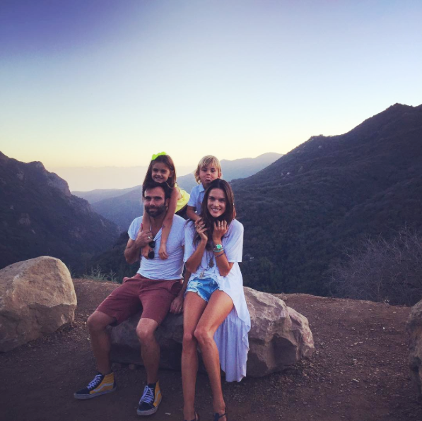 A família de Alessandra Ambrosio (Foto: Reprodução/Instagram)