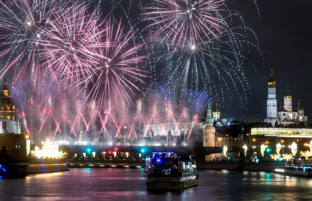 Fogos de artifício explodem em meio às comemorações de Ano Novo em Moscou, na Rússia, na quarta-feira (1º). — Foto: Maxim Shemetov/Reuters