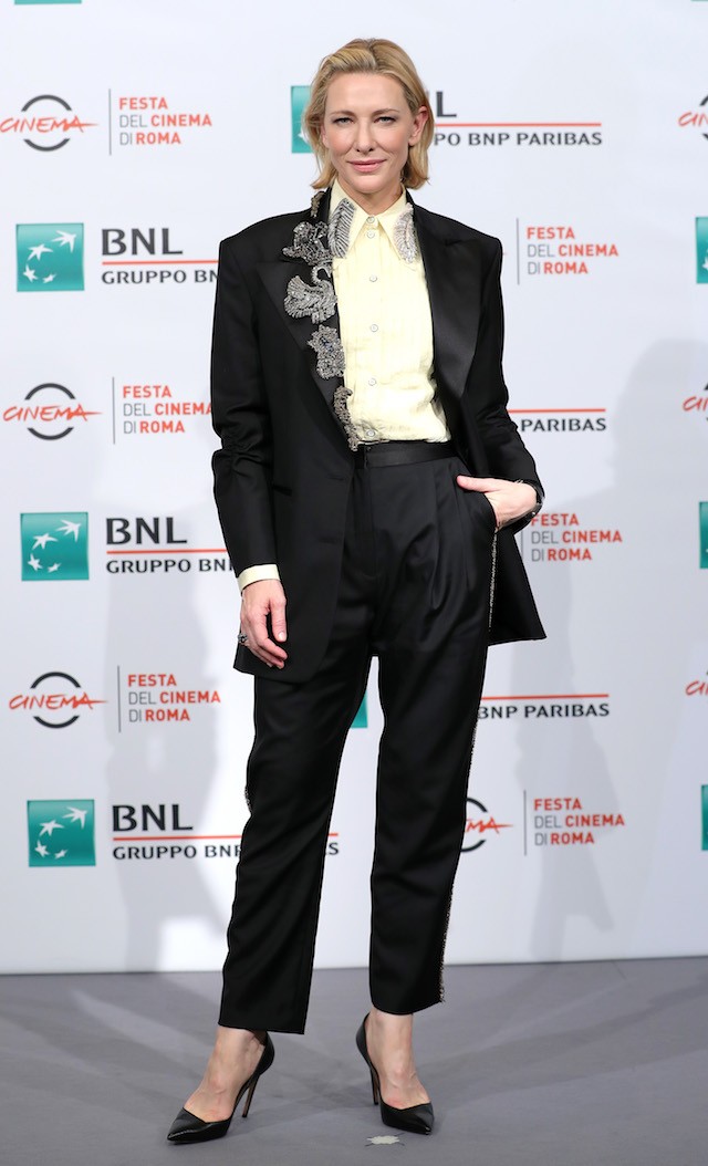 Cate Blanchett, adepta de longa data dos ternos, de Acne Studios coberto de broches na lapela, mesclando referências femininas e masculinas. (Foto: Getty Images) Cate Blanchett, adepta de longa data dos ternos, de Acne Studios coberto de broches na lapela, mesclando referências femininas e masculinas. (Foto: Getty Images)