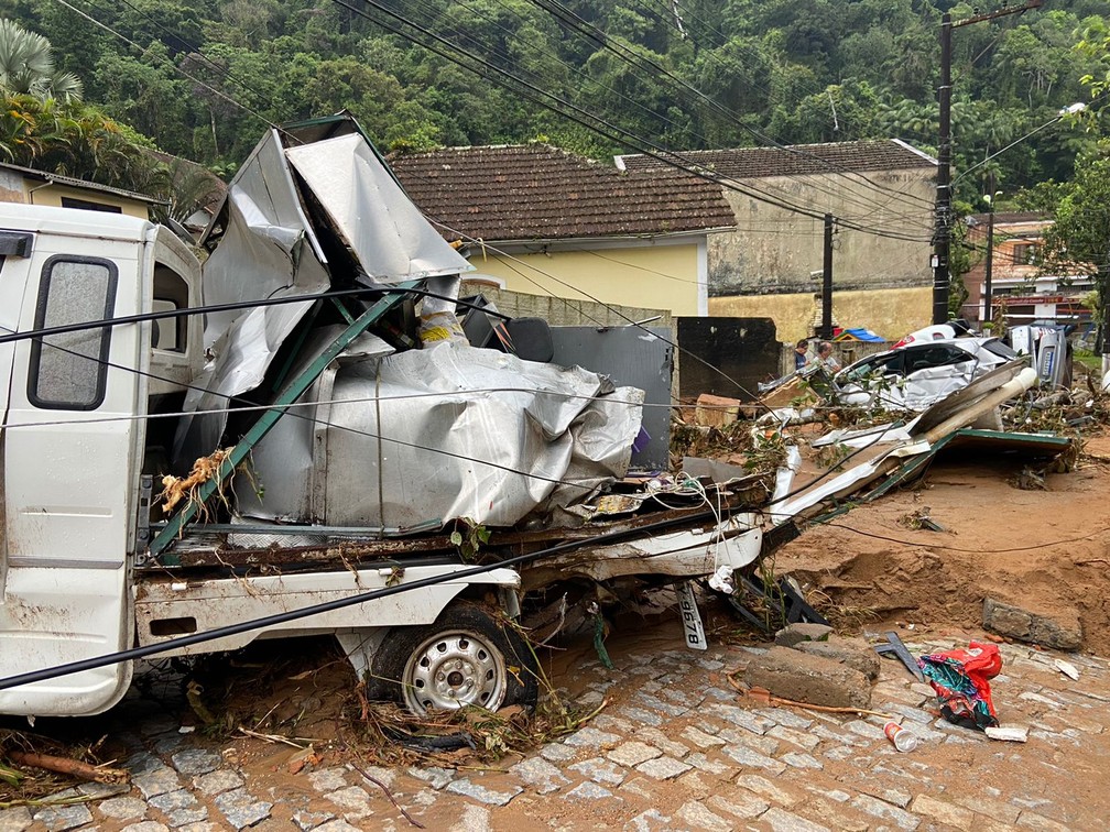 Imagem da destruição causada pela chuva em Castelânea, em Petrópolis, na Região Serrana do Rio de Janeiro — Foto: Lívia Torres/ TV Globo