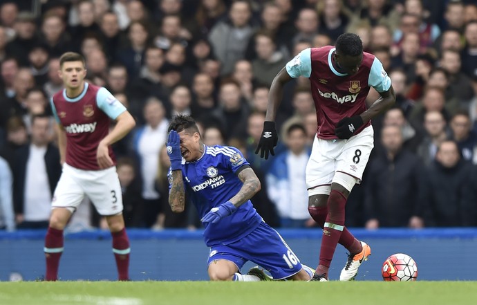 Kenedy se machuca em dividida com Cheikhou Kouyate Chelsea x West Ham (Foto:  Reuters / Hannah McKay)