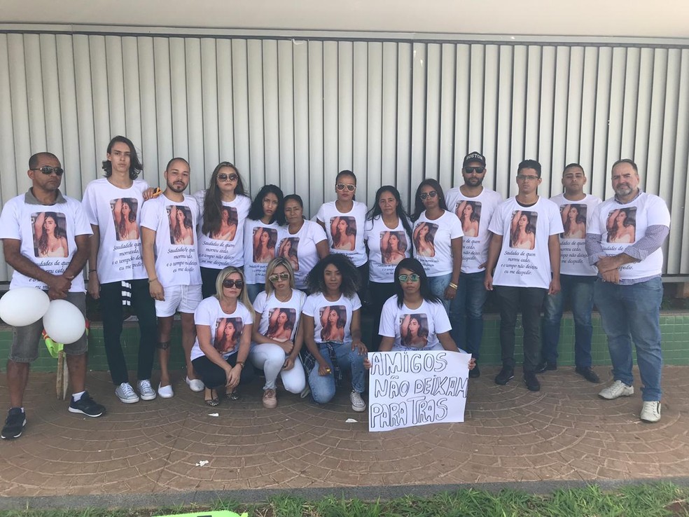 Familiares e amigos de Natália estavam vestidos com camisetas estampando o rosto da universitária  — Foto: Daumildo Júnior/G1