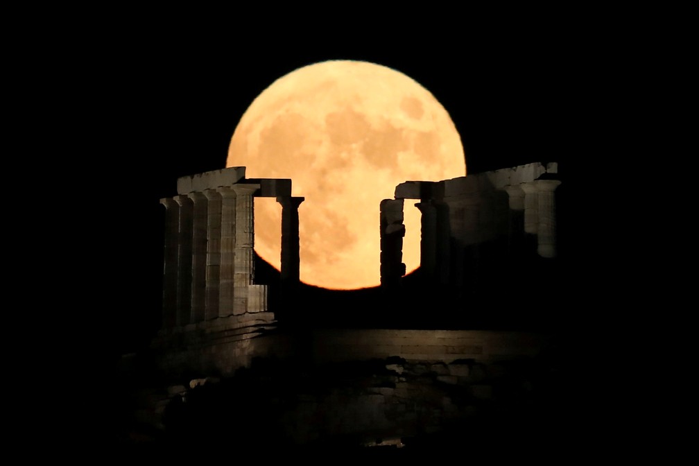3 de agosto - Lua cheia nasce atrás do Templo de Poseidon, em Cape Sounion, perto de Atenas, Grécia — Foto: Costas Baltas/Reuters