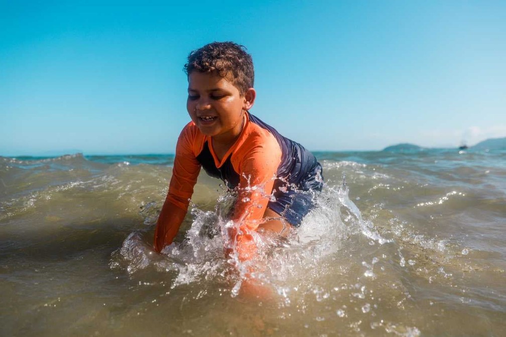 Theo tem glaucoma congênito e contou sobre as sensações de brincar na praia — Foto: Tiago Ghizoni/ NSC