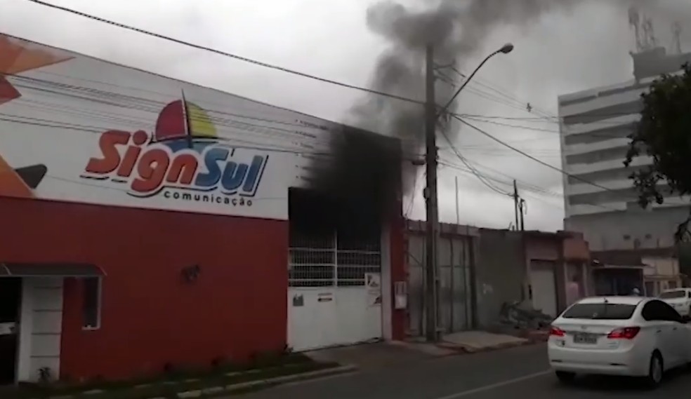 Incêndio atinge gráfica em Eunápolis, no sul da Bahia — Foto: Taísa Moura/TV Santa Cruz