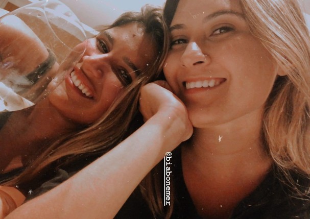 Giulia Costa posa agarradinha com Bia Bonemer (Foto: Reprodução/Instagram)