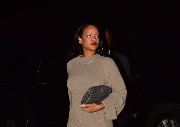 Santa Monica, CA  - *EXCLUSIVE*  - Rihanna leaves Mason restaurant after having dinner with her mom. The singer and entrepreneur looked elegant in a tan sweater dress accented with vampy red lipstick. Shot on 08/13/19.Pictured: RihannaBACKGRID USA (Foto: BACKGRID)