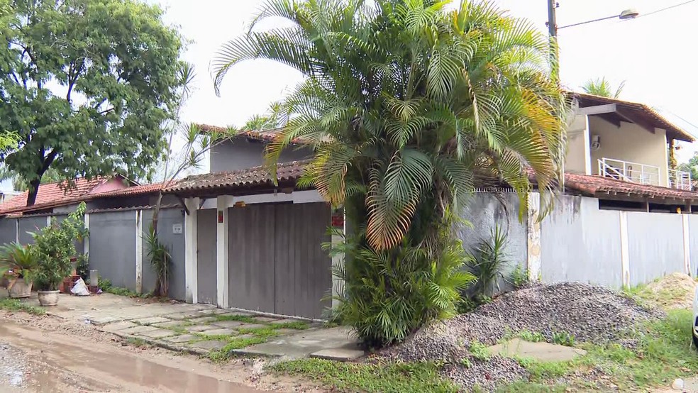 Casa onde a polícia cumpriu mandado contra suspeitos de furar a vila da vacina — Foto: Reprodução/TV Globo
