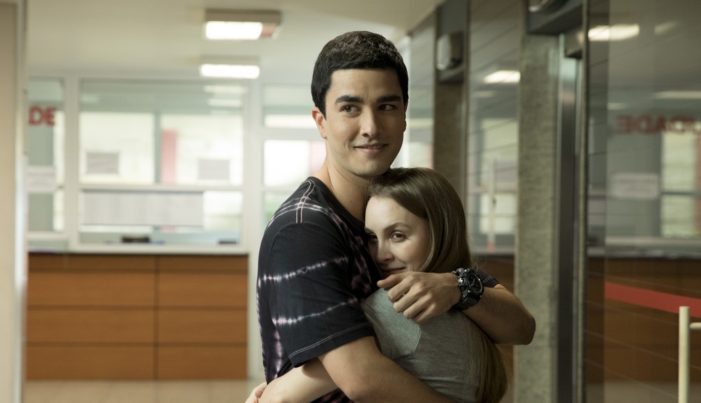 Leonardo Bittencourt e Carla Diaz em 'A menina que matou os pais' — Foto: Divulgação