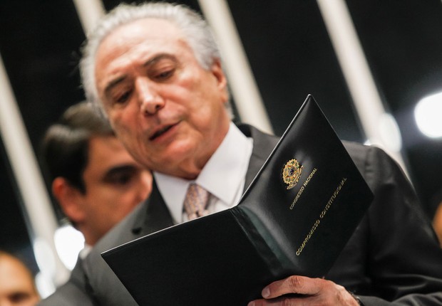 Michel Temer lê juramento antes de tomar posse como novo presidente do Brasil (Foto: Beto Barata/PR)