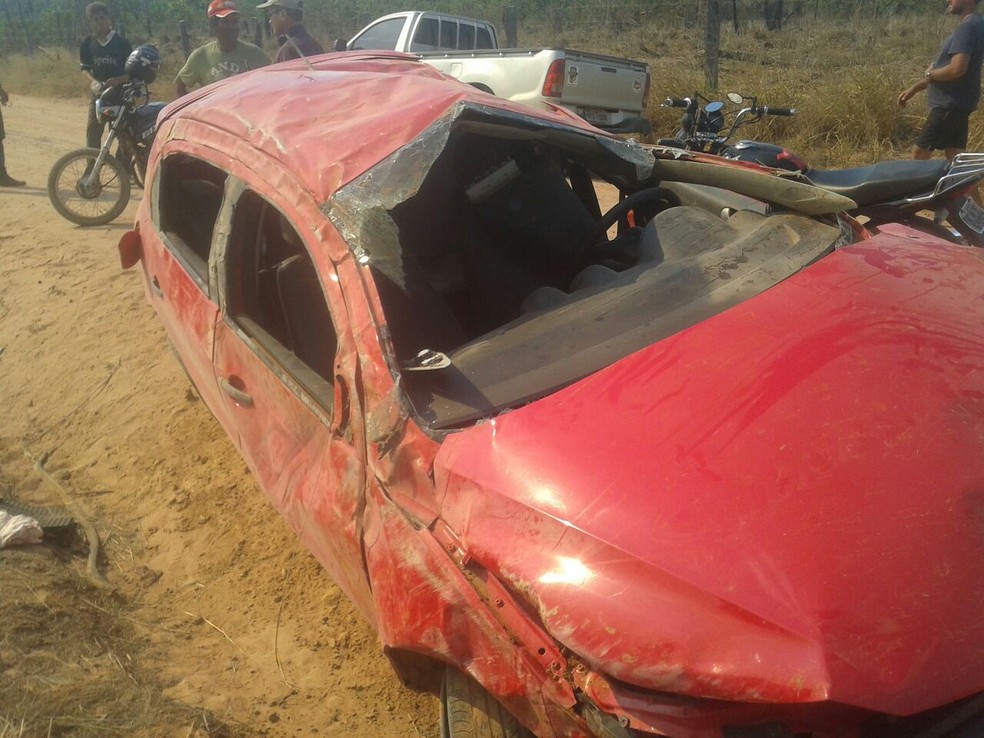 Adultos e crianÃ§as foram arremessados do veÃ­culo durante o capotamento (Foto: PolÃ­cia Militar de MT)